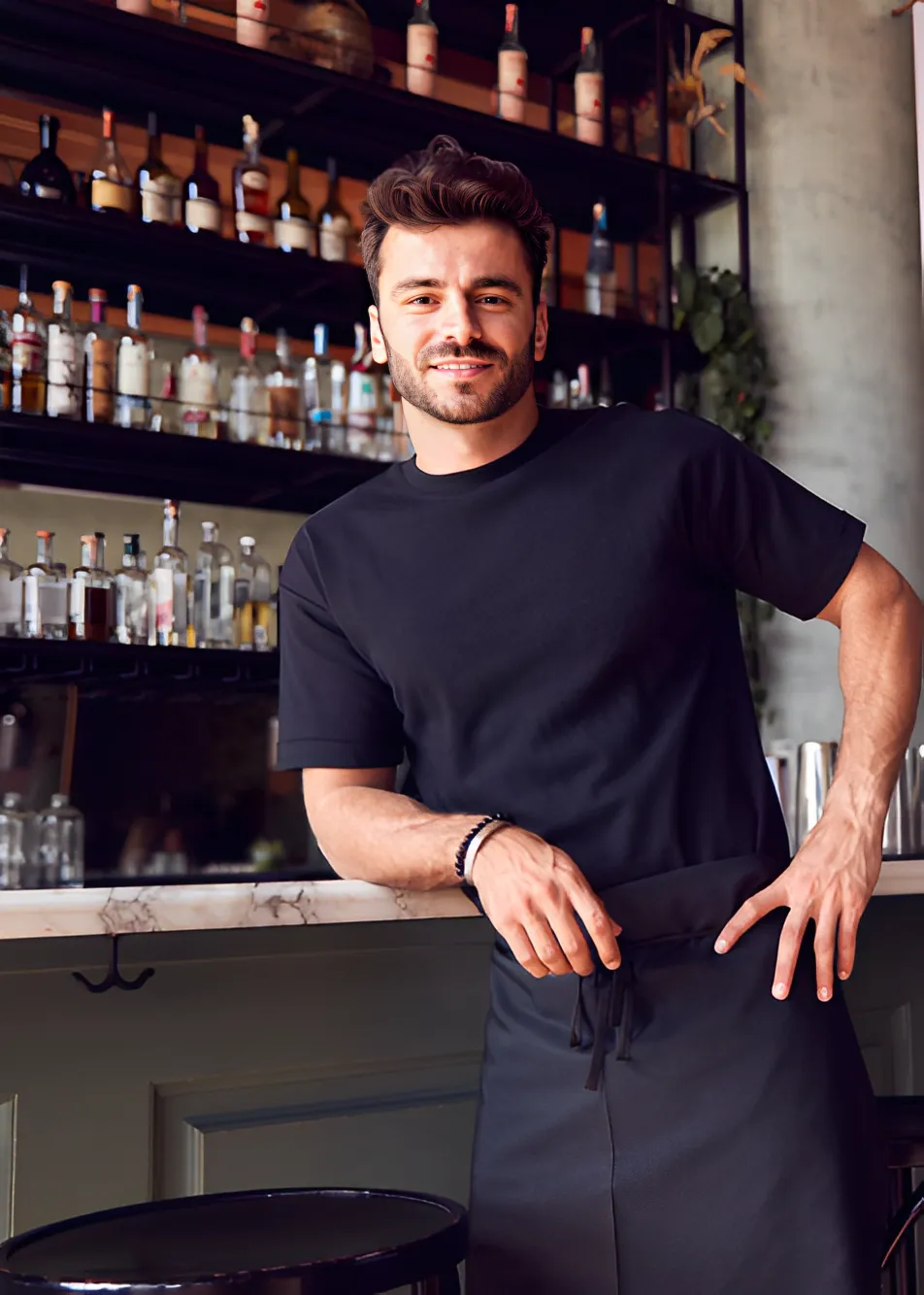 Empreendedor feliz na frente de seu novo bar