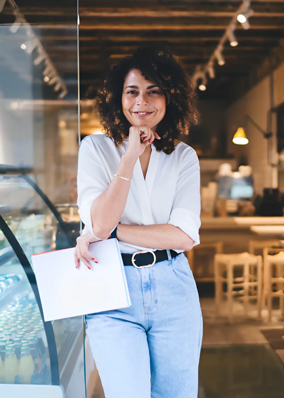 Mulher feliz na frente de sua nova padaria